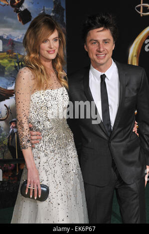 LOS ANGELES, CA - 13. Februar 2013: Zach Braff & Freundin Taylor Bagley bei der Weltpremiere seines Films "Oz: der große und mächtige" am El Capitan Theatre in Hollywood. Stockfoto