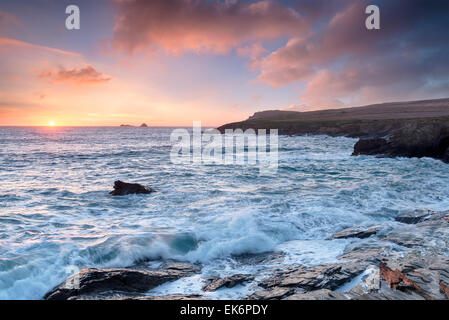 Dranatic Sonnenuntergang an der Nordküste von Cornwall Booby Bay eine kleine Bucht am nördlichen Rand von Constantine bay in der Nähe von Padstow Stockfoto