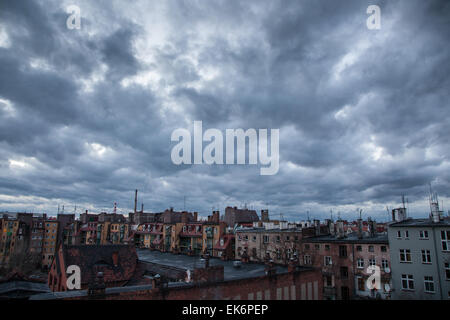 Dunklen Himmel über der Stadt Stockfoto