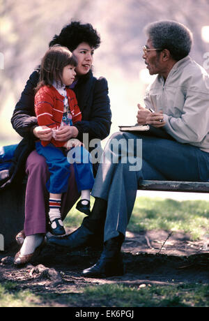 Männliche afrikanische amerikanische Sozialarbeiterin berät einzelne Hispanic Mutter & child; Chicago Illinois Abteilung der staatlichen Beihilfen, Chicago, IL Stockfoto