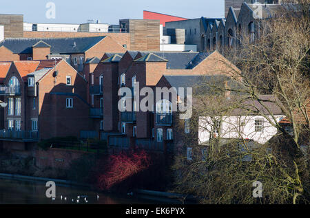 Durham City, North East England durch Flusses Wear, nebeneinander von Alter und neuer Architektur. Stockfoto