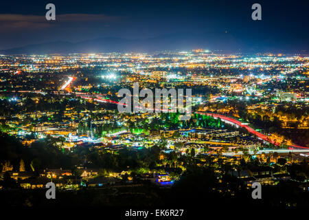 Blick auf San Fernando Valley von Universal City Aussichtspunkt am Mulholland Drive, in Los Angeles, Kalifornien. Stockfoto