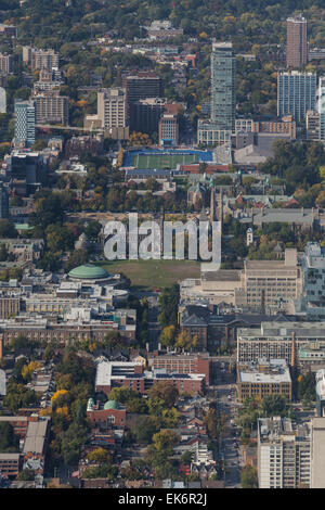 Universität von Toronto St. George Campus vom CN Tower, Toronto, Ontario, Kanada Stockfoto