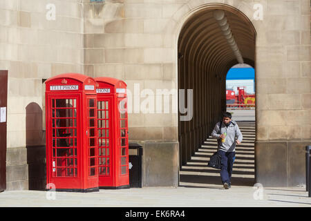 Rathaus von Manchester Erweiterung Bögen Gehweg mit rote Telefonzellen Stockfoto