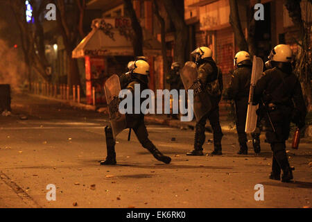 Athen, Griechenland. 7. April 2015. Griechische Polizei Wache während der Zusammenstöße in Athen, Zentralgriechenland, am 7. April 2015. Dutzende von Demonstranten stießen mit Bereitschaftspolizei im Zentrum von Athen Dienstag, brennende Autos, schleuderten Molotowcocktails nach einem Marsch gegen Hochsicherheits-Gefängnis. © Marios Lolos/Xinhua/Alamy Live-Nachrichten Stockfoto