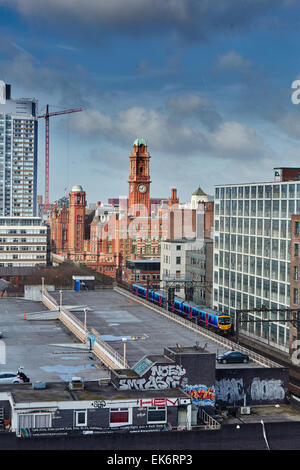Das Palace Hotel in Manchester Skyline Ata ersten Zug macht seinen Weg durch die Universität Stockfoto