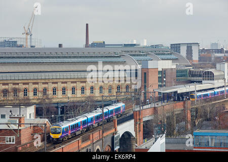 Erste Züge DMU Raumgerät nähert sich Manchester Piccadilly Station Plattform 13 14 Manchester Piccadilly ist der wichtigste Rai Stockfoto