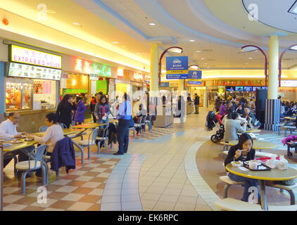 Menschen Essen in einem Einkaufszentrum Foodcourt in Toronto, Kanada Stockfoto