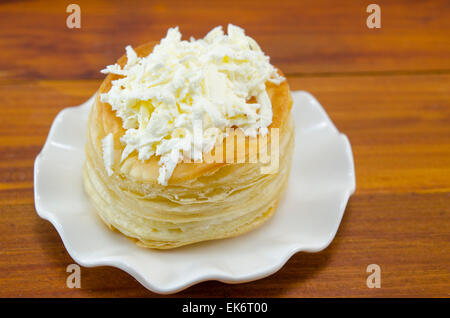 Hausgemachte Blätterteig mit Käse auf einem weißen Teller Stockfoto