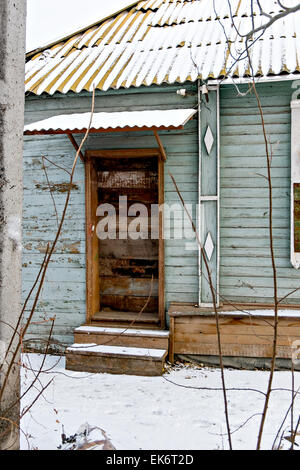 Einzelne Holztür in alten Slum-Hütte-Mauer. Stockfoto