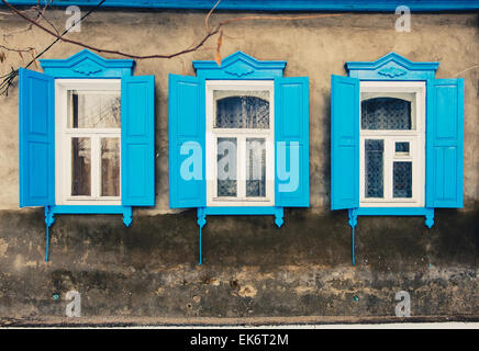 Drei alte Holzfenster in einer Wand bedeckt mit Zement getönten Bild in Astrachan, Russland. Stockfoto