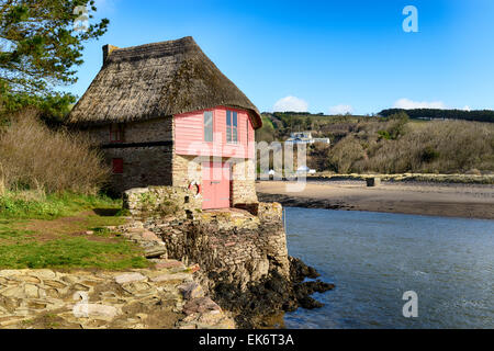 Schönen reetgedeckten Bootshaus an der Mündung des Flusses Avon an Größe auf der South Hams Küste in Devon Stockfoto