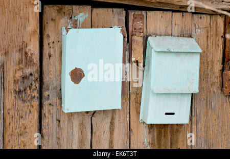 Alten Briefkästen auf die Holzwand Slum-Hauses in Astrachan, Russland. Stockfoto