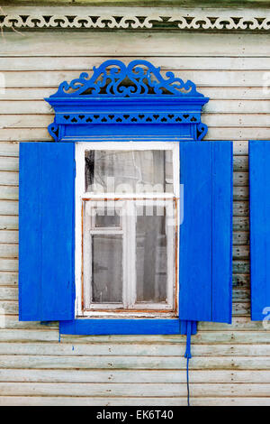 Alte geschnitzte lackiert in blau-Holz-Fenster in einer Wand Stockfoto