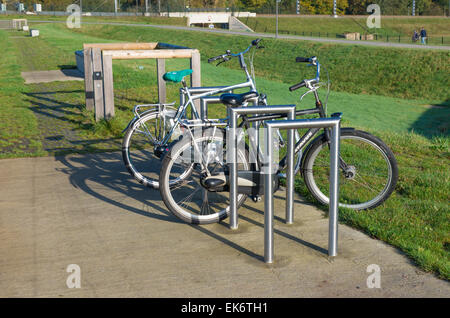 zwei Fahrräder geparkt in ein Erholungsgebiet rund um Zwolle, Niederlande Stockfoto