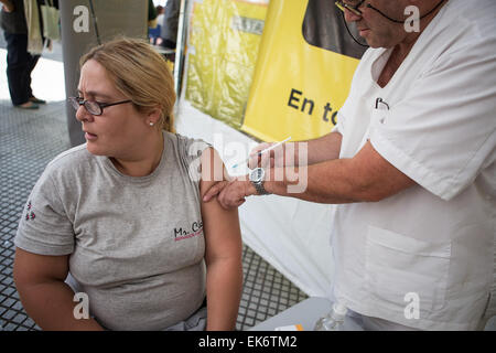 Buenos Aires, Argentinien. 7. April 2015. Eine Frau erhält einen Impfstoff gegen Hepatitis B an einem Stand während einer Messe für die Grundversorgung in der Prävention von Krankheiten im Zusammenhang mit der Weltgesundheitstag Gedenkfeier in Buenos Aires, Argentinien, am 7. April 2015. Der Weltgesundheitstag feierte jeder 7. April anlässlich des Jahrestages der Gründung der World Health Organization (WHO) 1948, soll laut Lokalpresse alle Menschen die Möglichkeit bieten, an Aktivitäten teilzunehmen, die Gesundheit verbessern können. © Martin Zabala/Xinhua/Alamy Live-Nachrichten Stockfoto