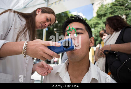 Buenos Aires, Argentinien. 7. April 2015. Ein Mann nimmt eine Spirometrie seiner Lungenkapazität an einem Stand während einer Messe für die Grundversorgung in der Prävention von Krankheiten im Zusammenhang mit der Weltgesundheitstag Gedenkfeier in Buenos Aires, Argentinien, am 7. April 2015 zu kontrollieren. Der Weltgesundheitstag feierte jeder 7. April anlässlich des Jahrestages der Gründung der World Health Organization (WHO) 1948, soll laut Lokalpresse alle Menschen die Möglichkeit bieten, an Aktivitäten teilzunehmen, die Gesundheit verbessern können. © Martin Zabala/Xinhua/Alamy Live-Nachrichten Stockfoto