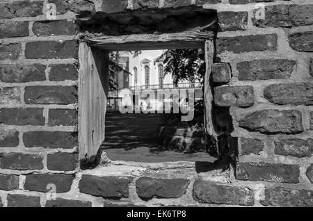 Loch in der Wand (Ziegel). Aufnahme in York, Yorkshire, England, Juli 2014 Stockfoto