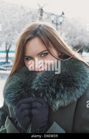 Mädchen im Winter weared grünen Pelz, getönten Bild Stockfoto