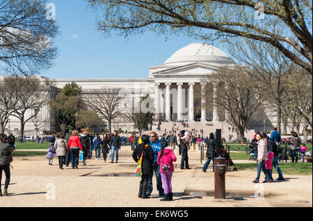 Touristen vor der National Gallery of Art in Tageslicht befindet sich auf der National Mall Stockfoto