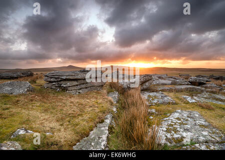 Dramatische Sonnenaufgang über Bodmin Moor mit Roughtor und Brown Willy im Hintergrund Stockfoto