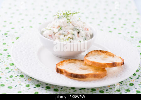 Weichkäse mit Lachs und grüne Zwiebeln, selektiven Fokus zu verbreiten Stockfoto