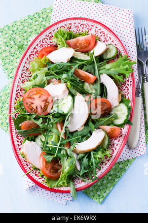 Grüner Blattsalat mit Gemüse und Huhn, Ansicht von oben Stockfoto