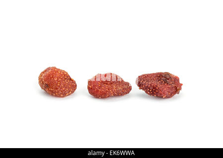 Getrocknete Erdbeeren auf weißem Hintergrund isoliert Stockfoto