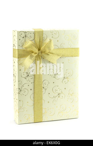 Geschenkbox mit Goldband beugen isolierten auf weißen Hintergrund Stockfoto