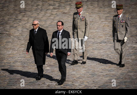 Paris. 7. April 2015. Tunesische Präsident Beji Caid Essebsi (L) besucht eine Begrüßungszeremonie, veranstaltet von der französische Präsident Francois Hollande in Paris 7. April 2015. © Chen Xiaowei/Xinhua/Alamy Live-Nachrichten Stockfoto