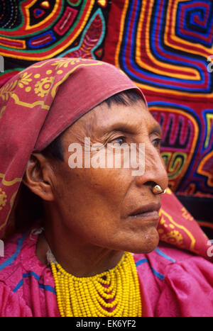 Ganz bunt Themsleves, Panamas Kuna indische Frauen für ihre brillante bestickte Molas, San Blas Inseln, Panama bekannt sind. Stockfoto