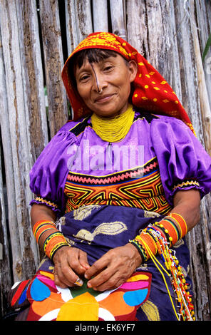 Ganz bunt Themsleves, Panamas Kuna indische Frauen für ihre brillante bestickte Molas, San Blas Inseln, Panama bekannt sind. Stockfoto