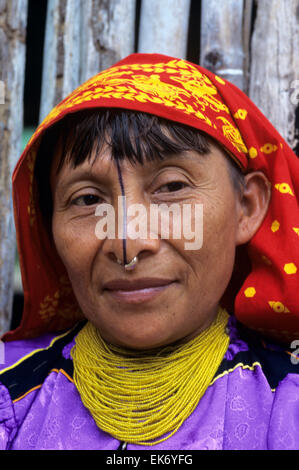 Ganz bunt Themsleves, Panamas Kuna indische Frauen für ihre brillante bestickte Molas, San Blas Inseln, Panama bekannt sind. Stockfoto