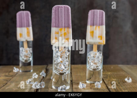 Hawaiian Eis am Stiel gemacht mit frisch geriebenem lila Yam, Mango und Kokosmilch Stockfoto