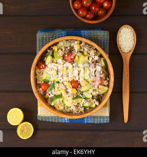 Overhead Schuss Reisgericht mit Hackfleisch und Gemüse (Mais, Cherry Tomaten, Zucchini, Zwiebel) in Holzschale Stockfoto