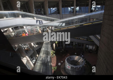 1970er Jahren futuristische Fahrsteige im terminal 1 des Aéroport de Paris-Charles-de-Gaulle entworfen vom Architekten Paul Andreu Stockfoto