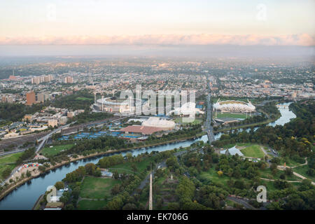 Blick entlang des Yarra River in der Nähe von central Business District of Melbourne, Australien. Stockfoto