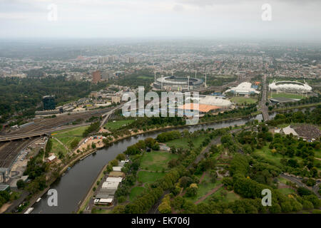 Blick entlang des Yarra River in der Nähe von central Business District of Melbourne, Australien. Stockfoto