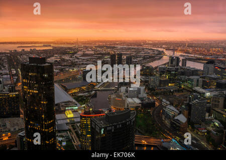 Die Lichter der Stadt angehen nach Sonnenuntergang in Melbourne, Australien. Stockfoto