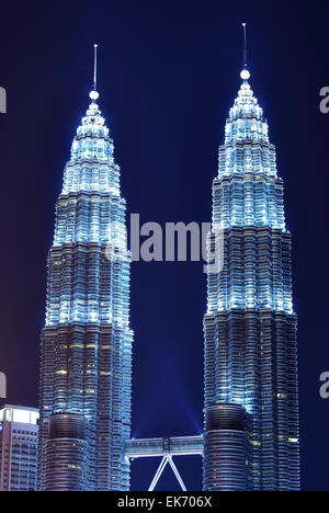 Petronas Twin Towers bei Nacht. Petronas Twin Tower ist ein bekanntes Wahrzeichen in Kuala Lumpur, Malaysia. Stockfoto