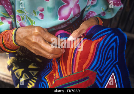 Komplizierte und auffallend bunte Textilien bekannt als Molas sind handgenäht von indischen Frauen Kuna Panamas San Blas Inseln. Stockfoto