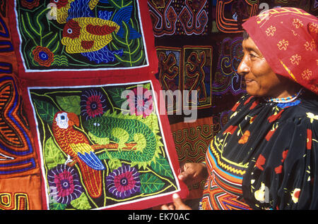Komplizierte und auffallend bunte Textilien bekannt als Molas sind handgenäht von indischen Frauen Kuna Panamas San Blas Inseln. Stockfoto