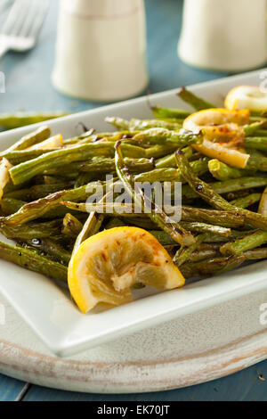 Hausgemachte sautierten grünen Bohnen mit Zitrone und Knoblauch Stockfoto