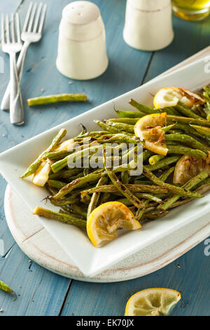 Hausgemachte sautierten grünen Bohnen mit Zitrone und Knoblauch Stockfoto