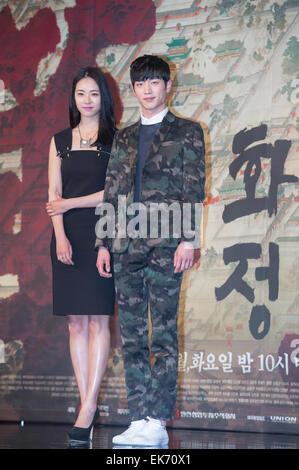 Lee Yeon-Hee und Seo Kang-Jun(5urprise), 7. April 2015: südkoreanische Schauspielerin Lee Yeon-Hee (L) und Schauspieler Seo Kang-jun besuchen eine Pressekonferenz der MBC es neuen Drama, herrliche Politik, in Seoul, Südkorea. © Lee Jae-Won/AFLO/Alamy Live-Nachrichten Stockfoto