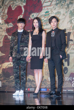 SEO Kang-Jun(5urprise), Lee Yeon-Hee und Han Ju-Wan, 7. April 2015: koreanischer Südschauspielerin Lee Yeon-hee (C) und Schauspieler Seo Kang-jun (L) und Han Ju-wan besuchen eine Pressekonferenz der MBC es neuen Drama, herrliche Politik, in Seoul, Südkorea. © Lee Jae-Won/AFLO/Alamy Live-Nachrichten Stockfoto