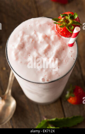 Erfrischende hausgemachte Erdbeer Milchshake in einem Glas Stockfoto