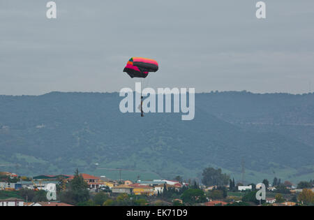 Ein Fallschirmspringer Fallschirmspringer mit blauen Himmel im Hintergrund ausführen Stockfoto