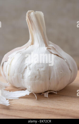 Knoblauchzehe Nahaufnahme vertikal auf einem Holzbrett Stockfoto