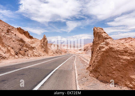 Desert Road in der Nähe von San Pedro de Atacama, Chile, Südamerika Stockfoto